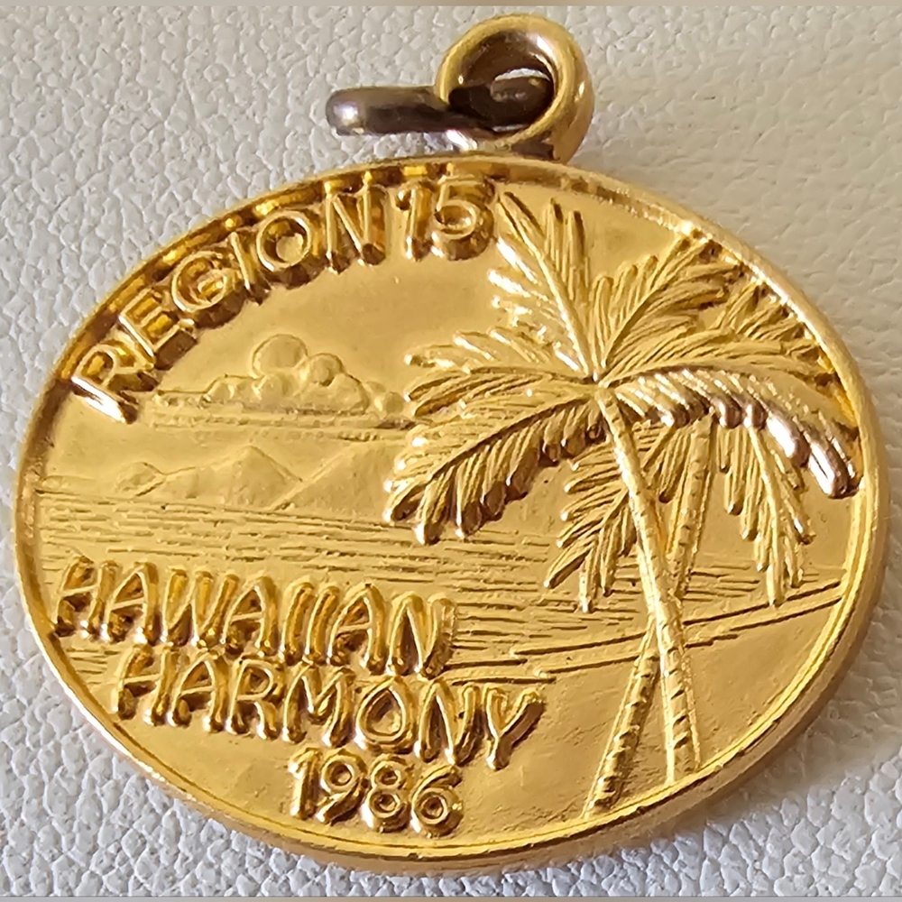 Vintage Hawaiian pendant 1986 Gold Tone Very Unique